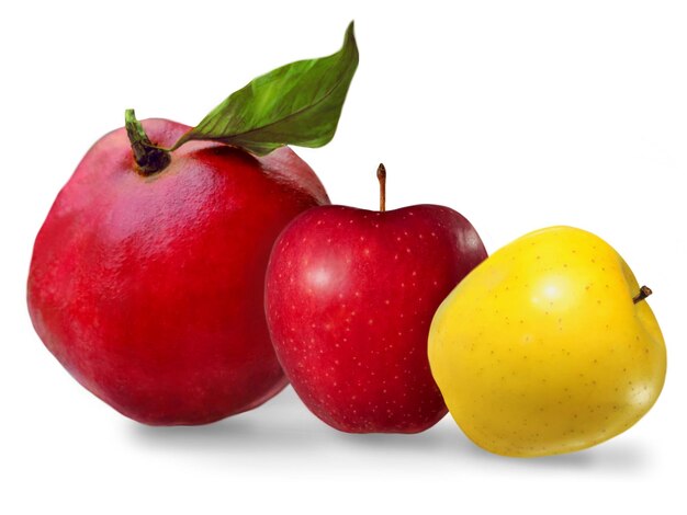 Granaatappel en appel op witte achtergrond