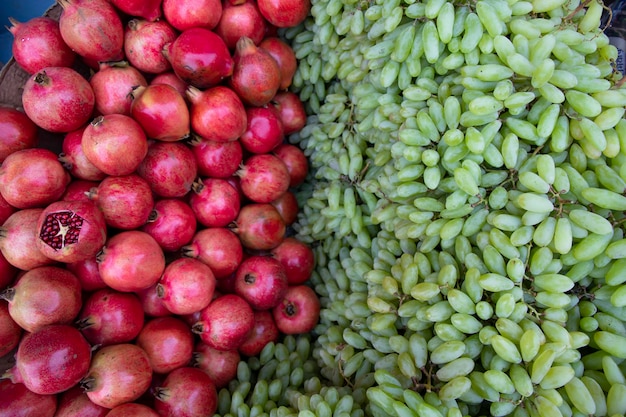 Granaatappel en druiven te koop op een markt in India