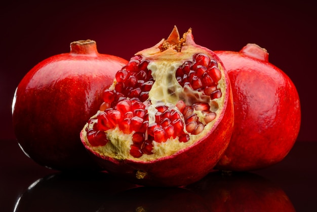 Granaatappel fruit op rode achtergrond