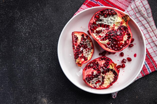 granaatappel fruit verse rode zoete bes gezonde maaltijd voedsel snack op tafel kopie ruimte voedsel