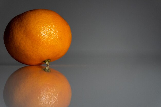 Foto granaatappel rood op de witte tafelachtergrond