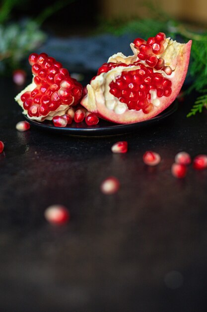 granaatappel zoet rood fruit op tafel