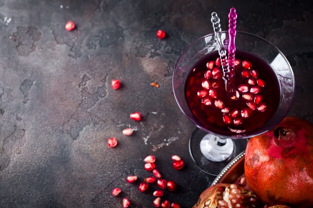 Foto granaatappelcocktail en rijp rood fruit