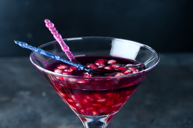 Granaatappelcocktail en rijp rood fruit