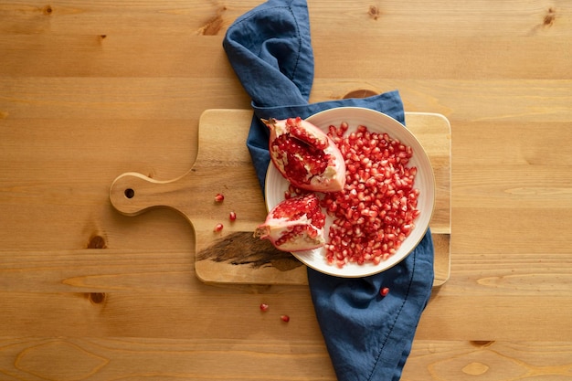 Granaatappelfruit ligt op een bord op tafel, bovenaanzicht.