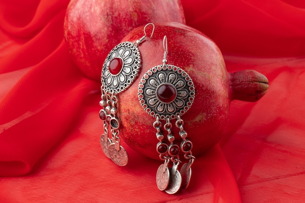Granaatappelfruit met Turkse juwelen en open granaatappel op een rood, zijaanzicht