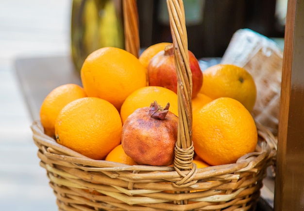 Granaatappels en sinaasappels worden op de markt verkocht.