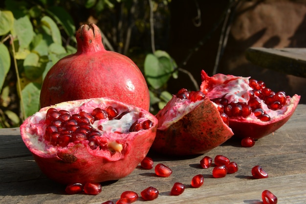 Granaatappels op een houten tafel