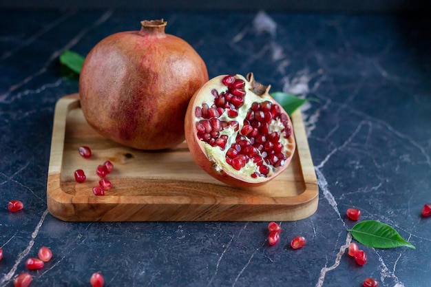 Granaatappelvruchten op het houten bord