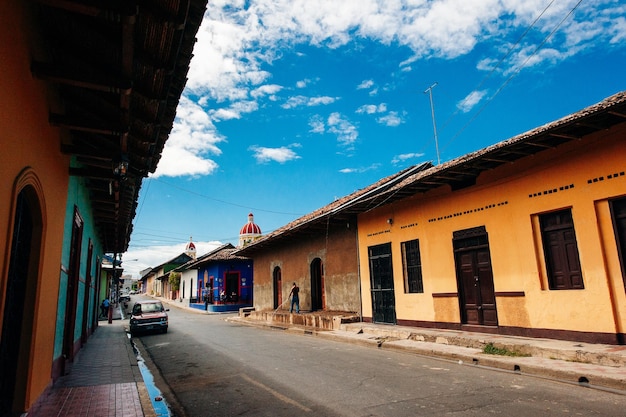 GRANADA NICARAGUA NOVEMBER 2019 Panorama van kleurrijke huizen