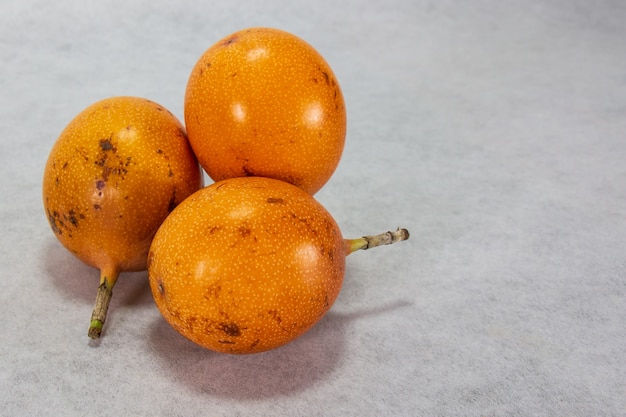 그라나딜라 씨가 기분 좋은 젤리릭에 싸인 단단한 껍질의 오렌지색 페루 과일