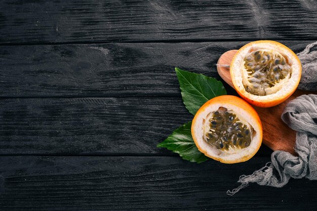 나무 배경 상위 뷰 복사 공간에 Granadilla 열대 이국적인 과일