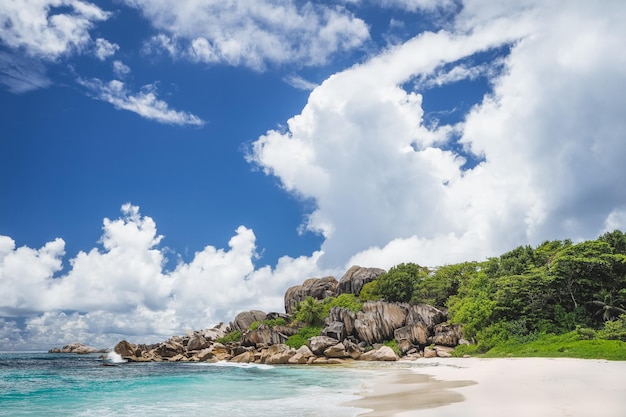 La Digue Seychelles의 Grand Anse 열대 해변 유명한 화강암 암석과 흰색