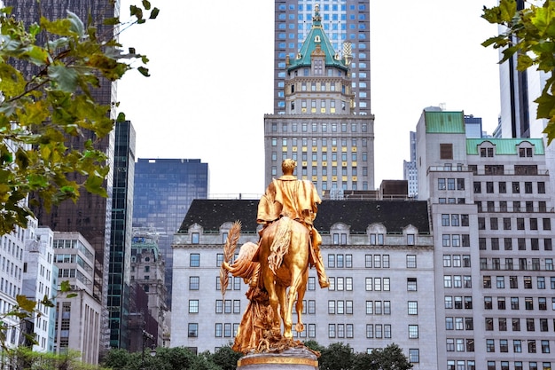 Foto monumento al generale william tecumseh sherman grand army plaza circondato da appartamenti e uffici dell'hotel new york city, stati uniti
