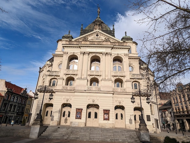 Photo grand building with stairs under a clear blue sky in kosice slovakia