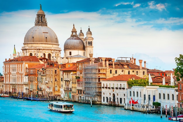 Canal grande e basilica di santa maria della salute nella giornata di sole. venezia, italia