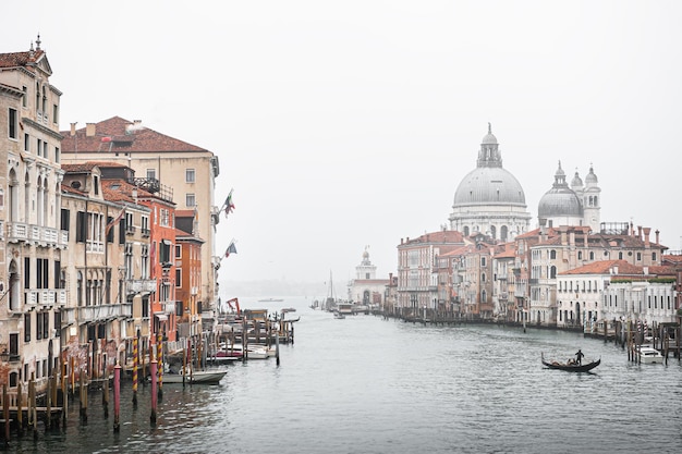 Grand Canal en Basiliek Santa Maria della Salute in Venetië Italië