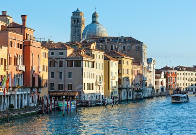 Grand Canal ochtend uitzicht met kleurrijke huizen. Venetië, Italië