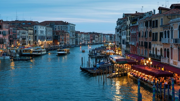 Grand Canal 's nachts in Venetië, Italië