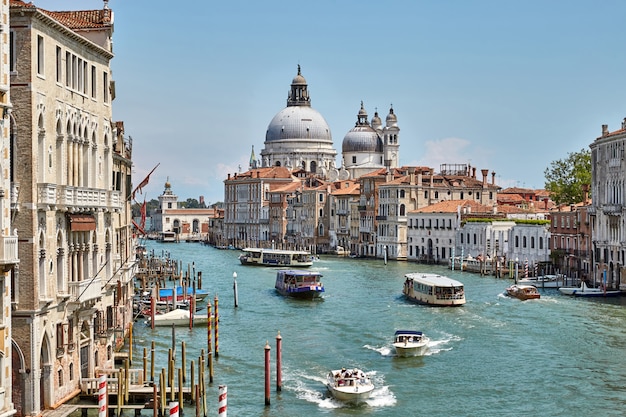 Grand Canal van Venetië vol met boten