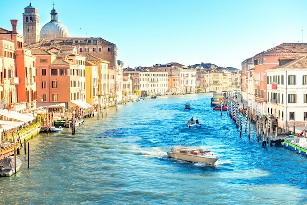 Гранд-канал в Венеции - городской туристический пейзаж с лодками и гондолами