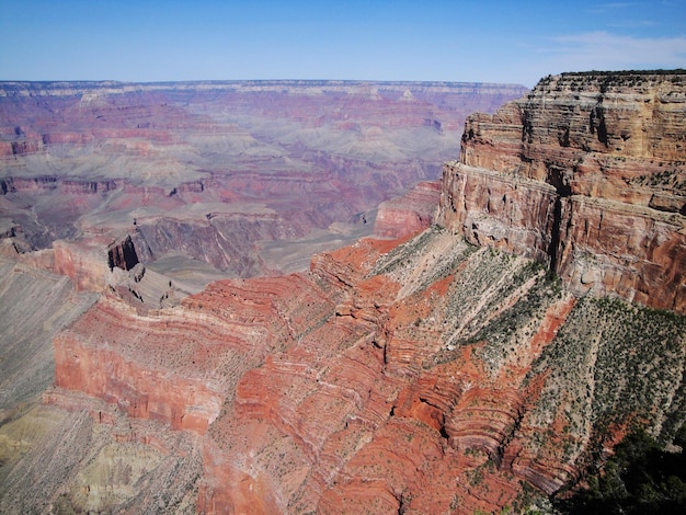 Grand Canyon tegen een heldere hemel.