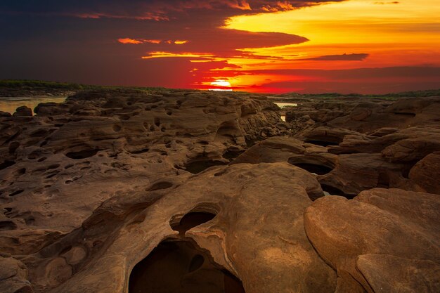 태국의 그랜드 캐년 메콩강 Hat Chom Dao 또는 Chomdao Beach의 자연적인 암석 협곡