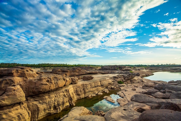 Grand Canyon van ThailandSampanbok natuursteen park de grandcanyon in de Meakhong rivier op tijdens