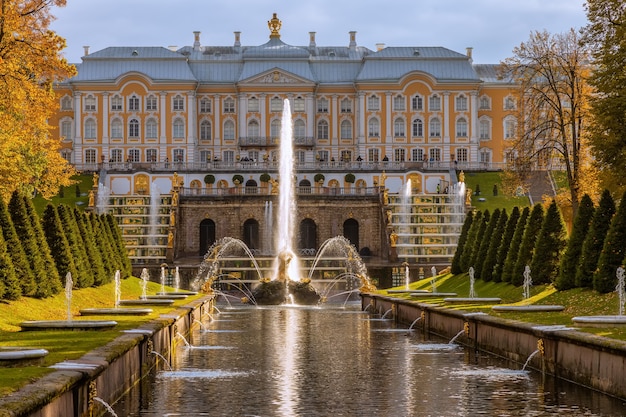 Peterhof 상트페테르부르크 러시아의 그랜드 캐스케이드 분수