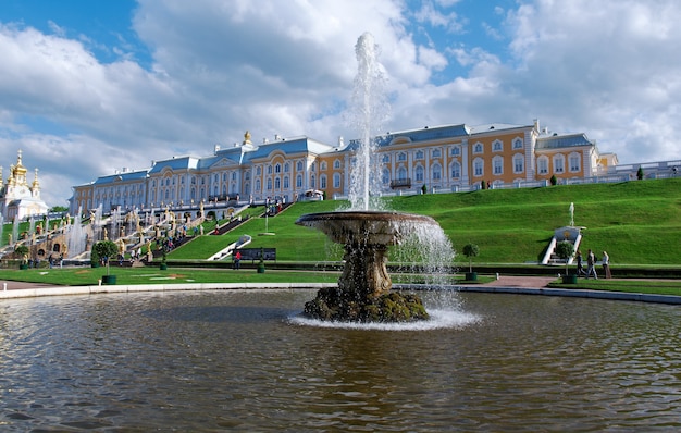 그랜드 캐스케이드 .Peterhof 궁전. 러시아 상트페테르부르크 - 2015년 6월 3일