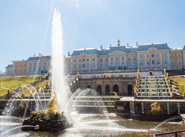 ペテルゴフ宮殿のグランドカスケードとサムソンの泉。