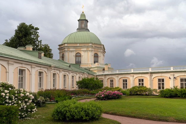 Grand Menshikov Palace in Oranienbaum Park op een zonnige zomerdag Lomonosov Sint-Petersburg, Rusland