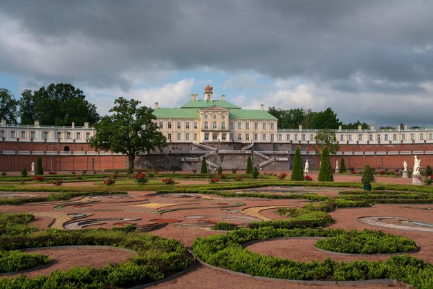 Foto palazzo grand menshikov nel parco oranienbaum in una soleggiata giornata estiva lomonosov san pietroburgo russia