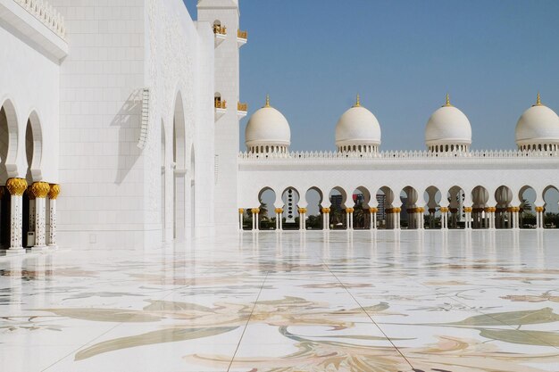 Foto grande moschea contro un cielo limpido