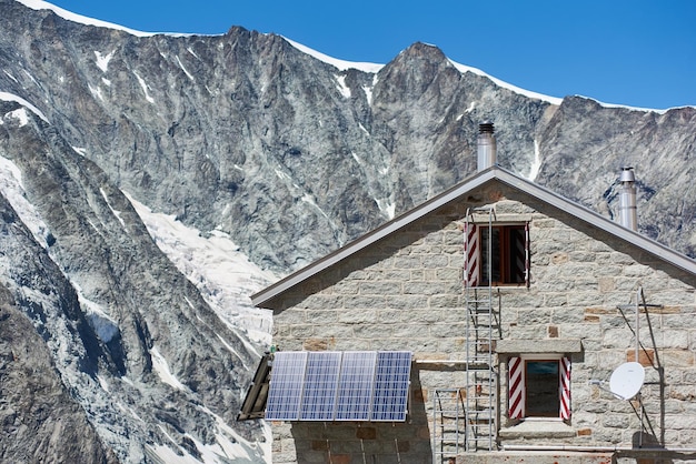 Grand Mountet Hut met zonnebatterijen aan de muur op een mooie zonnige dag in de Zwitserse Alpen