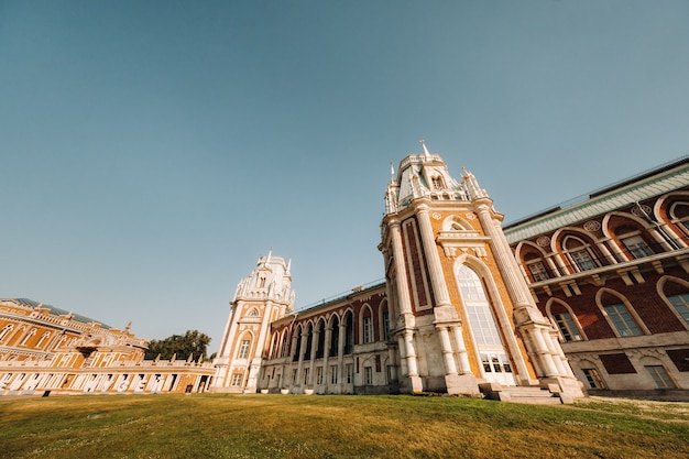 Grand Palace in Tsaritsyno in de zomer, Rusland. Tsaritsyno Park is een van de belangrijkste toeristische attracties in Moskou. Prachtig schilderachtig uitzicht op het oude Tsaritsyn-complex in de zomer.