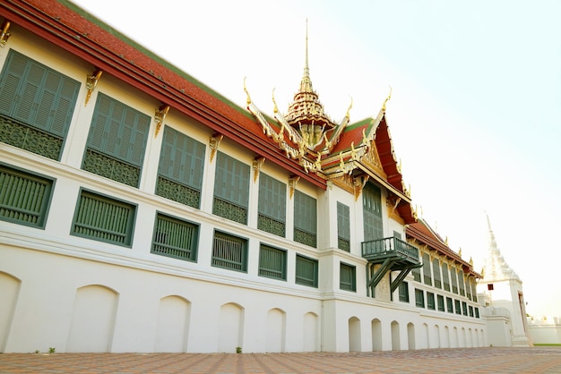 タイのバンコクにあるSuddhaisavaryaPrasad ThroneHallのバルコニー付きの外からの壮大な宮殿の眺め