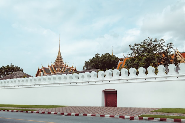 Грандиозный дворец и стена Wat phra keaw со стороны в Бангкоке, Таиланд.