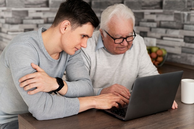 Foto i nonni imparano a usare i dispositivi digitali