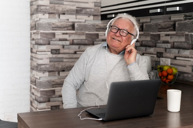 Foto i nonni imparano a usare i dispositivi digitali