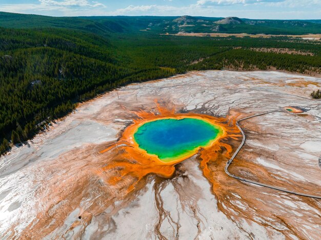 Photo grand prismatic pool at yellowstone national park colors