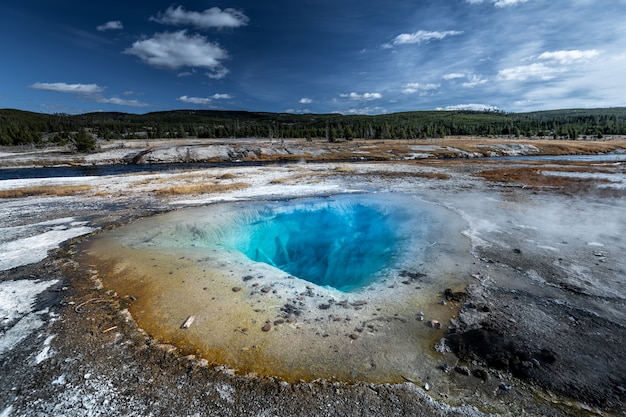 Foto grande molla prismatica nel parco nazionale di yellowstone, usa