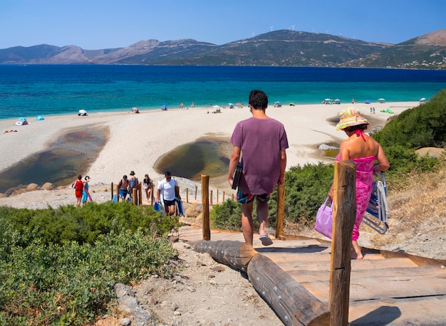그리스의 그리스 섬 에비아(Evia)에 휴가객과 관광객이 있는 에게 해(Aegean Sea)의 웅대한 모래 해변