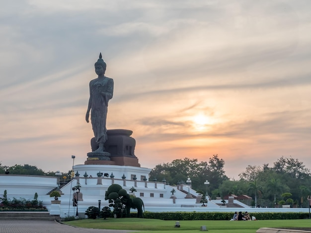 Grand Walking Buddha-standbeeld het belangrijkste standbeeld van het boeddhistische bisdom onder de schemeringhemel in Thailand