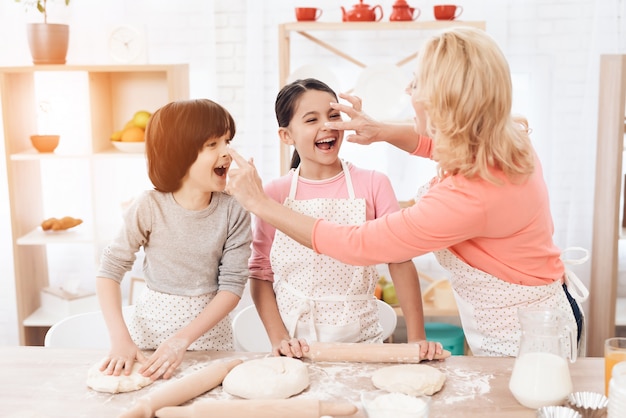 Nipoti e nonna che si diverte in cucina