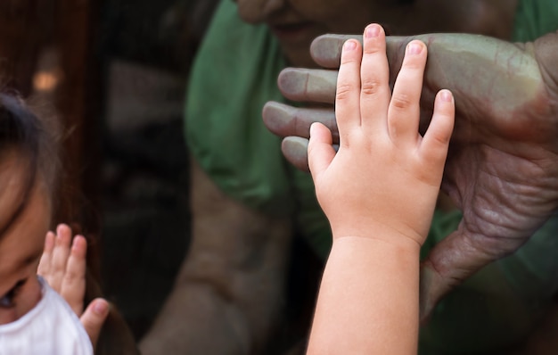 Foto la nipote è venuta a visitare i nonni mascherati durante l'epidemia