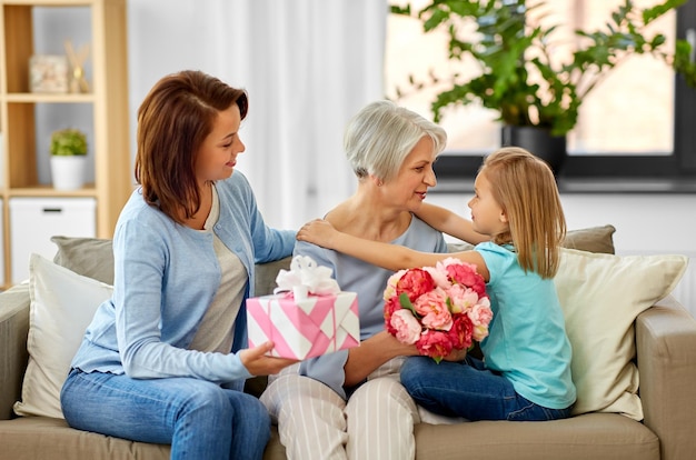 Photo granddaughter hugging and greeting grandmother