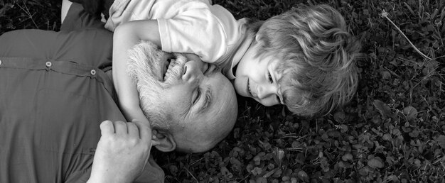 Foto nonno e nipote bandiera primaverile nonno con figlio e nipote che si divertono nel parco generazione degli uomini