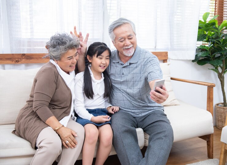 Photo 携帯電話で孫娘と一緒に自分撮りを取って祖父