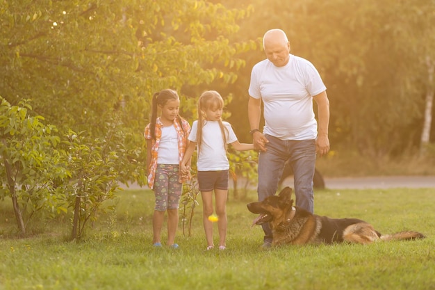 Nonno e due nipoti stanno passeggiando nel parco